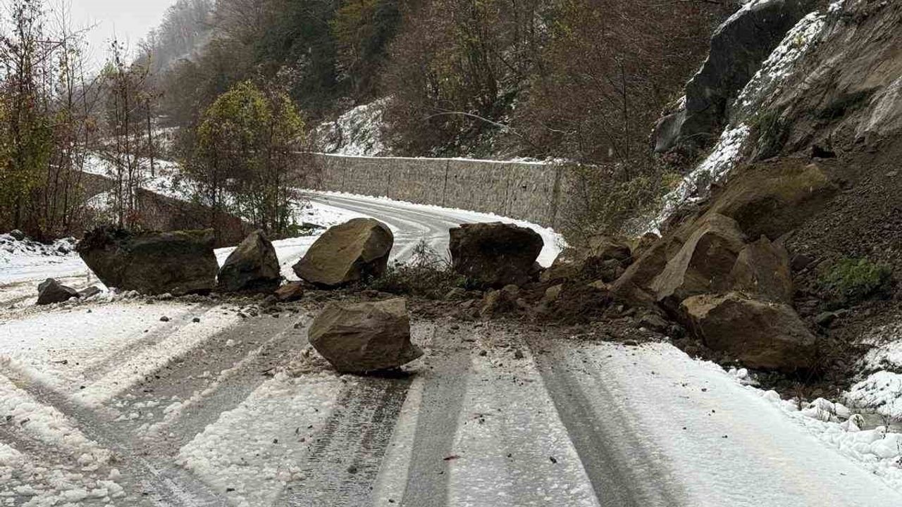 Sinop'ta Heyelan Yol Ulaşımını Kesintiye Uğrattı