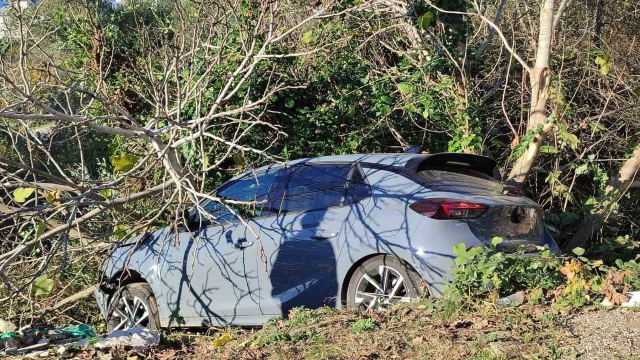 Sinop'ta Kontrolden Çıkan Araç Ağaçlık Alana Devrildi