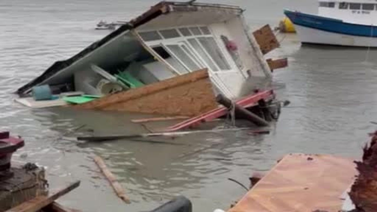 Sinop'ta Şiddetli Fırtına Balıkçı Barınağını Vurdu
