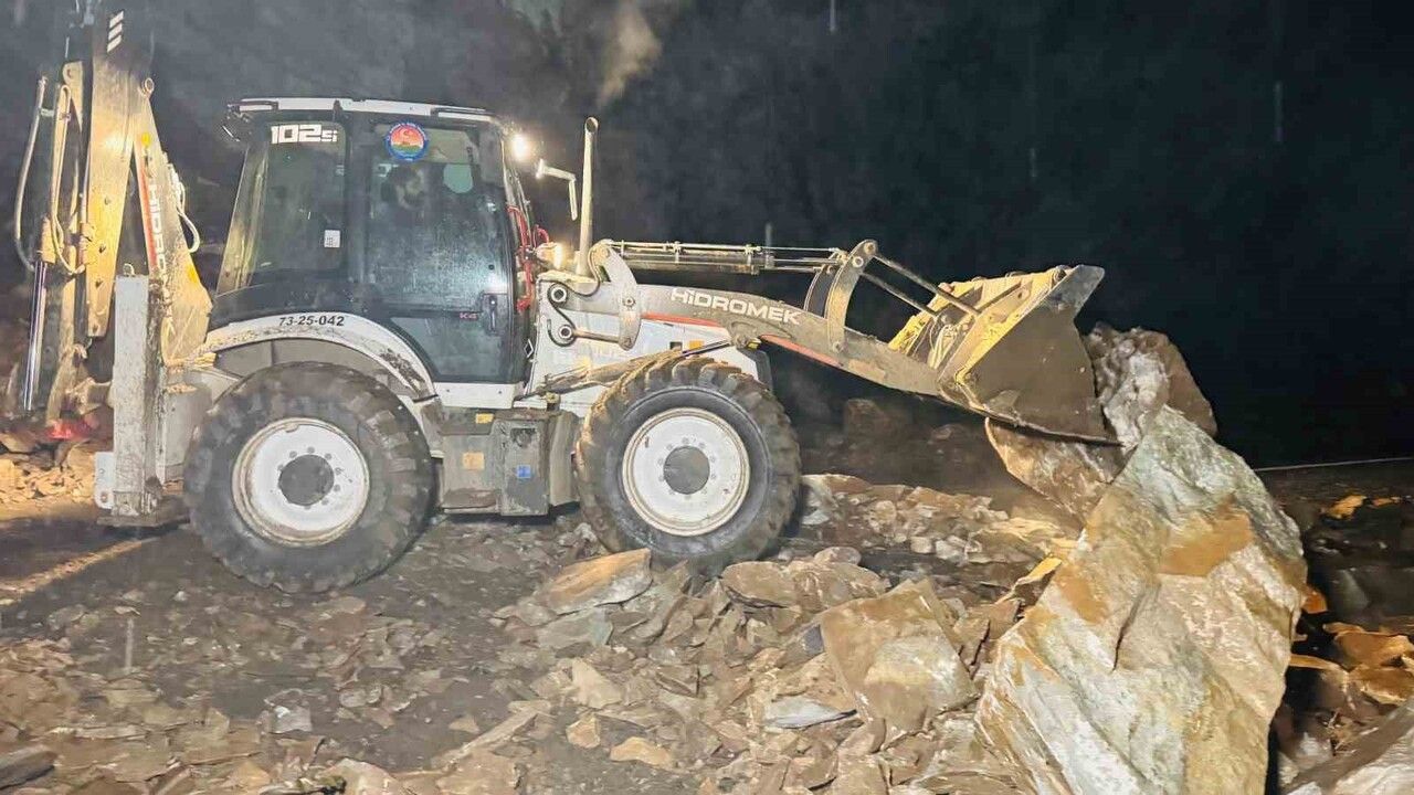 Şırnak'ta Kapanan Yolu Açmaya Çalışan Ekipler Tehlike Atlattı