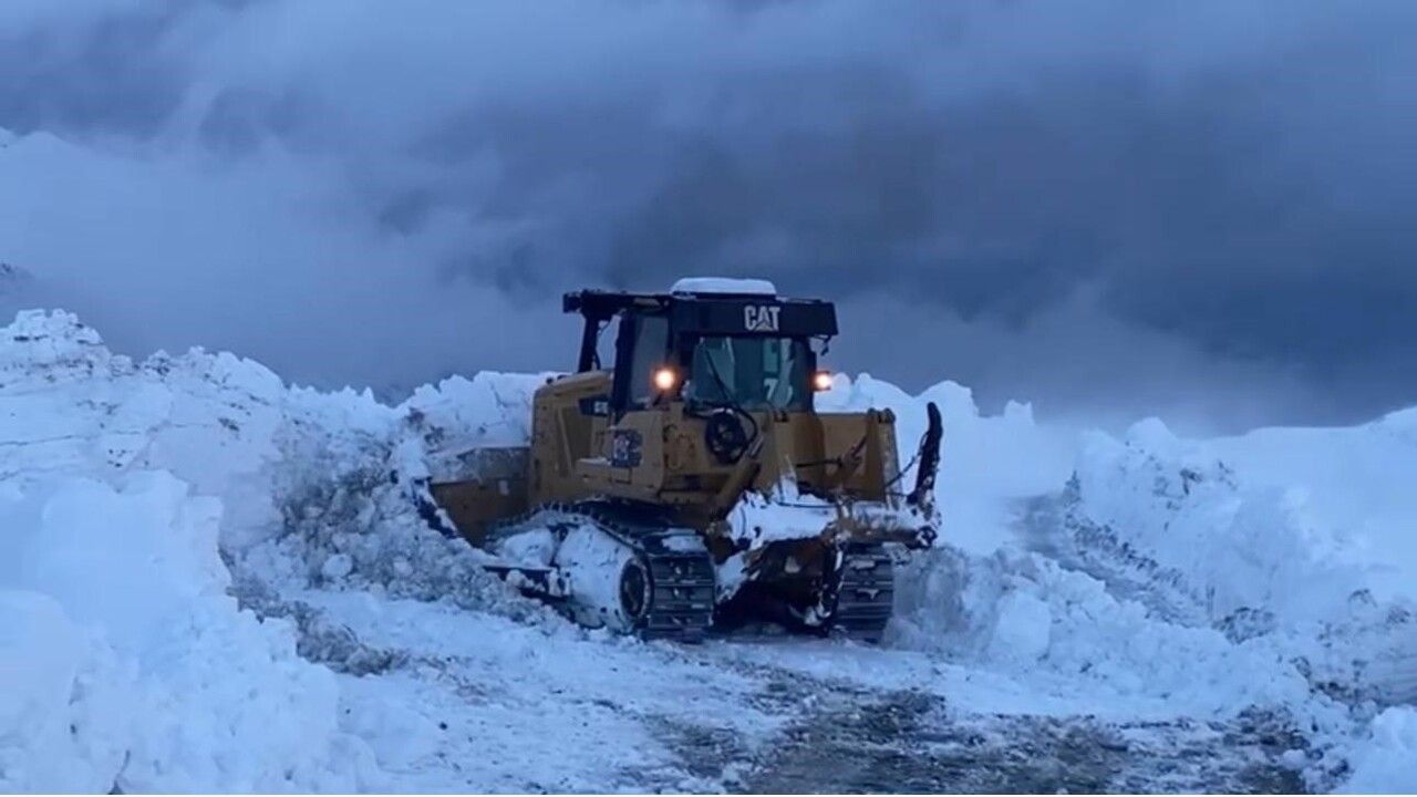 Şırnak'ta Kar Engellerini Aşmak İçin Çalışmalar Devam Ediyor