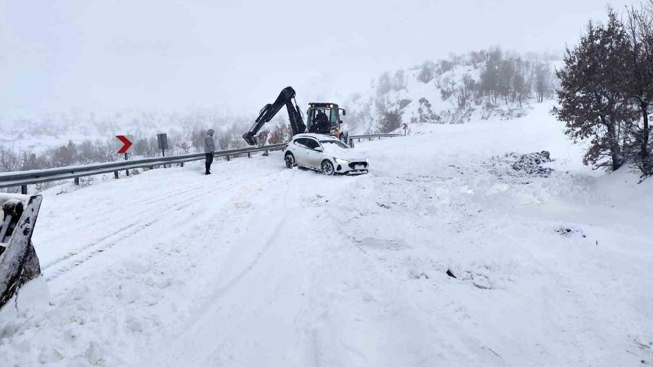 Şırnak'ta Kar Yağışı Nedeniyle Mahsur Kalan Araçlar İçin Çalışmalar Başlatıldı