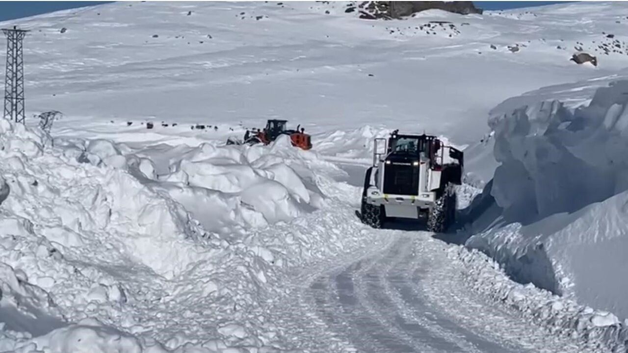 Şırnak'ta Kar Yağışıyla Kapanan Yollar Tekrar Açıldı