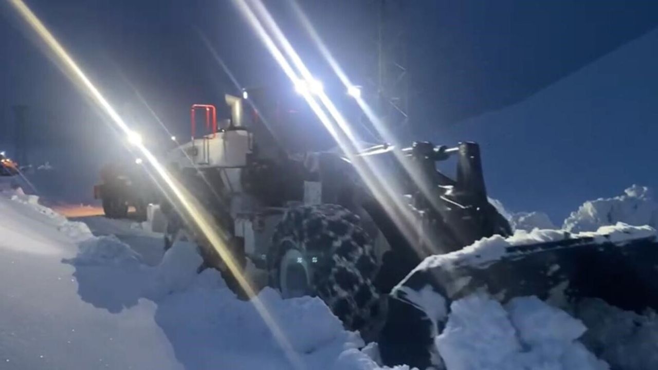 Şırnak'ta Karla Mücadele: Tünellerle Yollar Yeniden Açılıyor