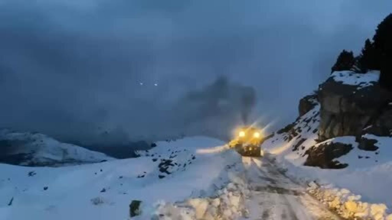 Şırnak'ta Kış Zorluğu: Kapalı Yollar İçin Çalışmalar Devam Ediyor