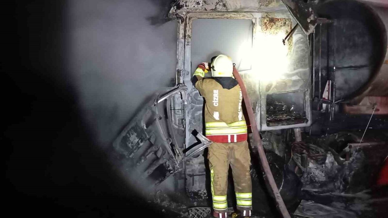 Şırnak'ta Seyir Halindeki Tır Yangını