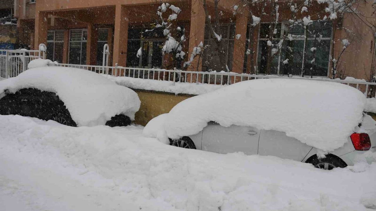 Şırnak’ta Yoğun Kar Yağışı Araçları Kapladı