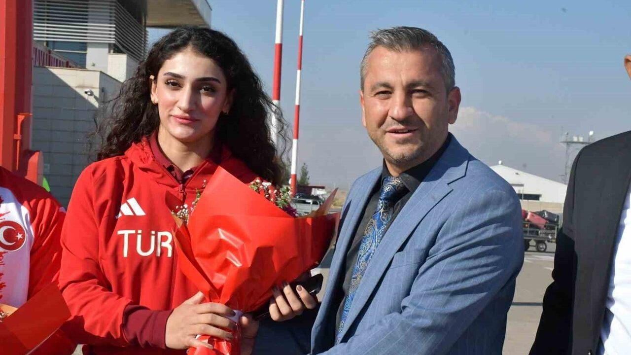 Şırnaklı Milli Sporculara Coşkulu Karşılama Töreni Düzenlendi