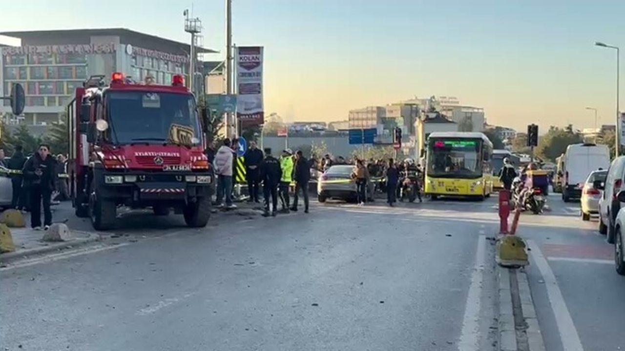 Şişli'de Araç Kaldırıma Dalıp Yayalara Çarptı