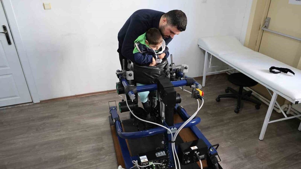 Sivas'lı Çocuklar İçin Mobil Yürüme Robotu Umut Oluyor