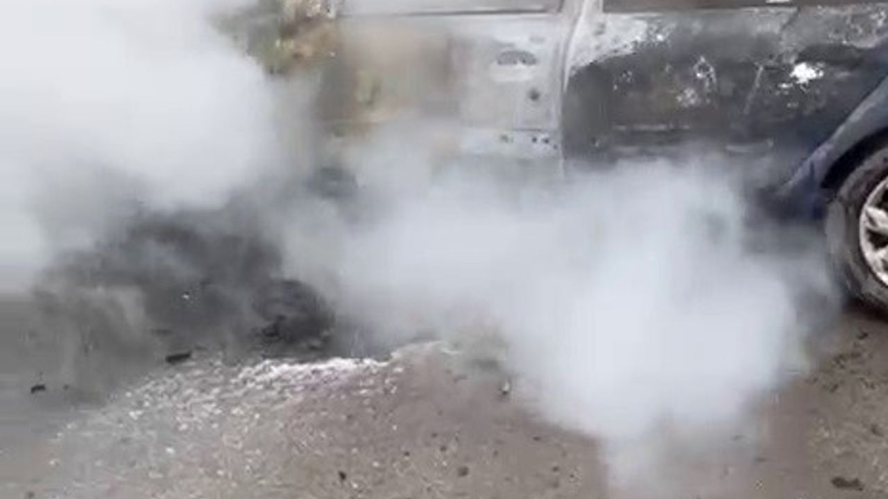 Sivas'ta Araç Yangını: Alevler Kısa Sürede Büyüdü