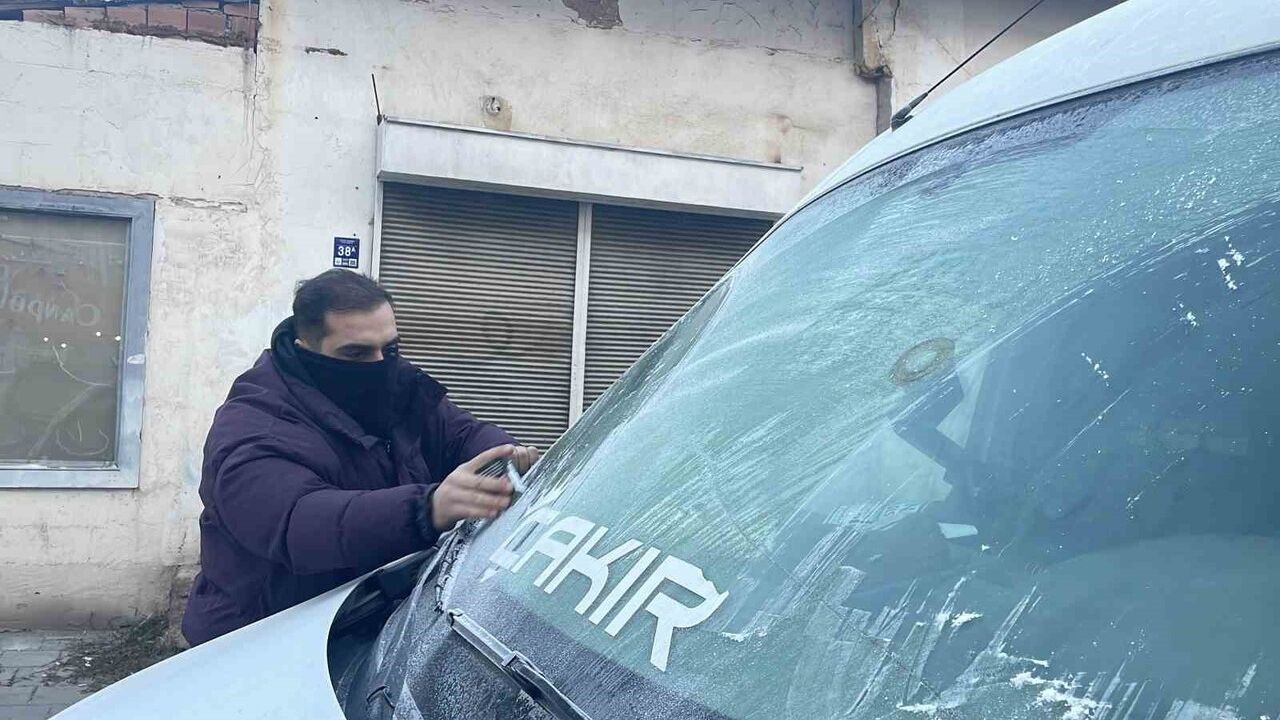 Sivas’ta Buz Kesildi: Cam Kazıma Mesaisi Başladı