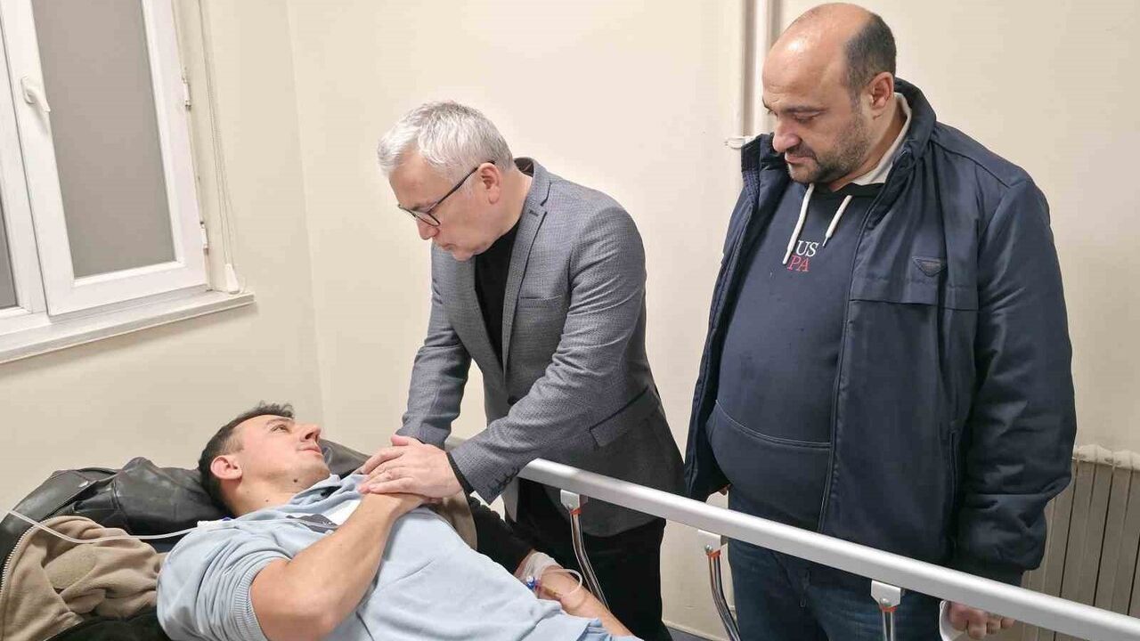 Sivas'ta Cezaevi Otobüsü Kazası: Vali Yaralıları Ziyaret Etti