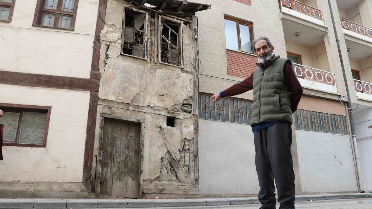 Sivas'ta İki Bina Arasında Sıkışan Metruk Ev Dikkat Çekiyor