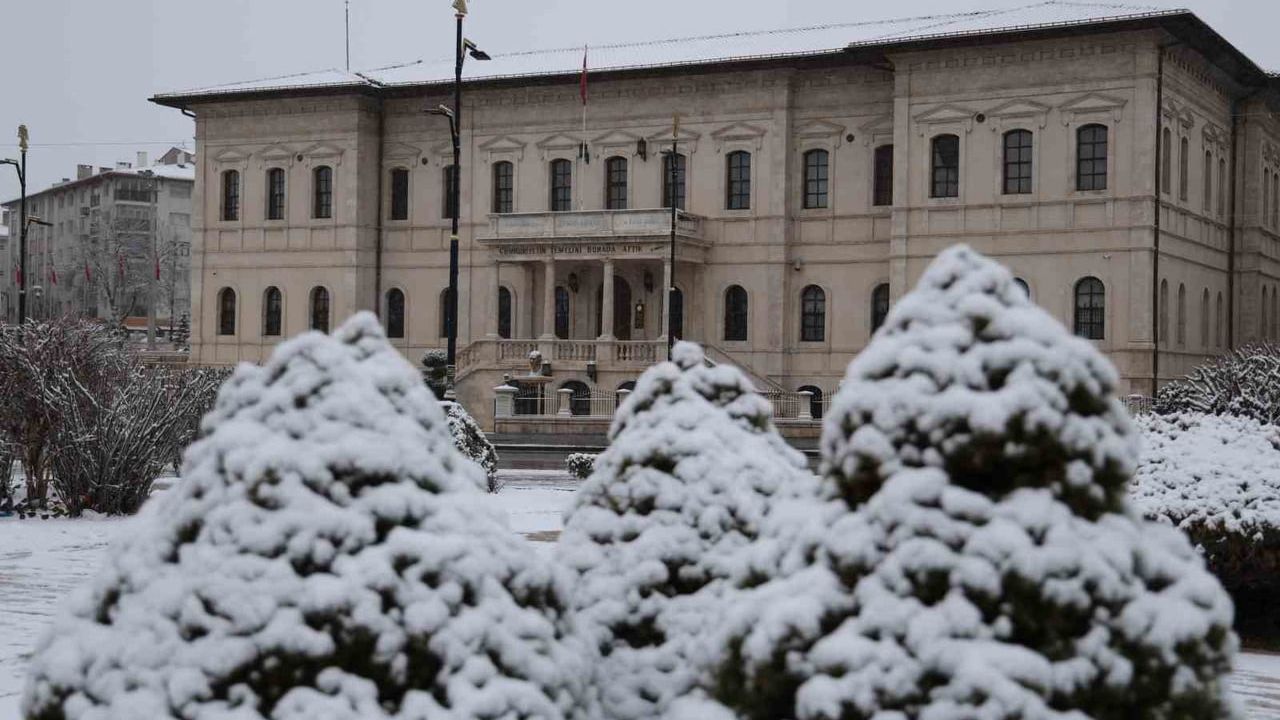 Sivas'ta Kar Yağışı: Tarihi Kent Meydanı Beyaza Büründü