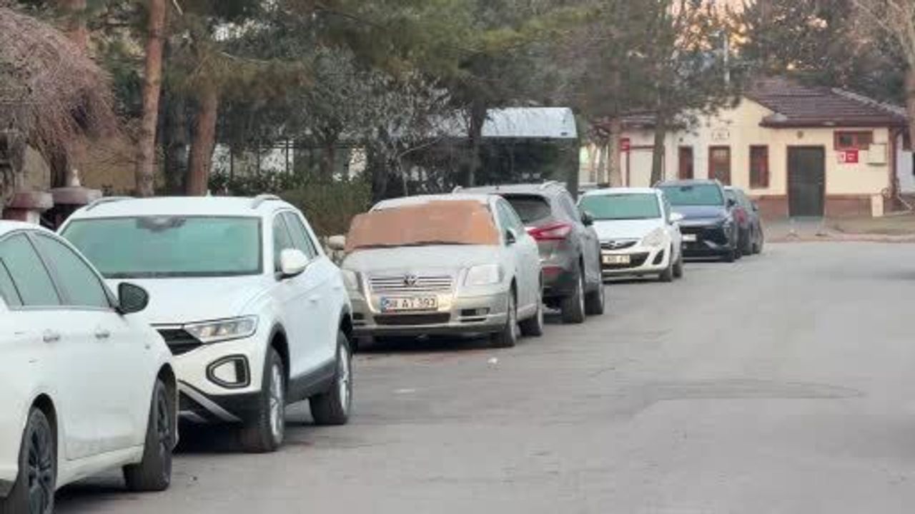 Sivas’ta Kış Sert Geçiyor, Araç Camları Buz Tuttu
