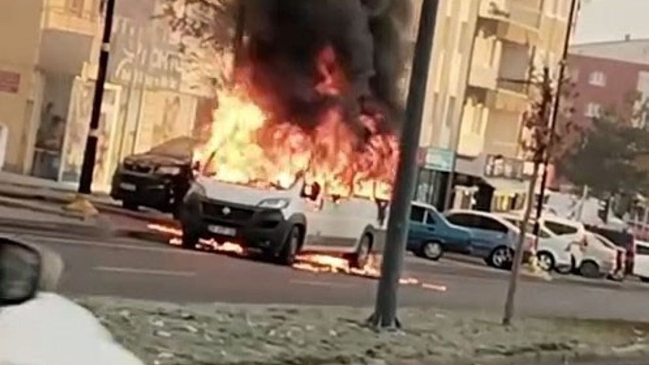 Sivas'ta Park Halindeki Okul Servisi Alev Aldı