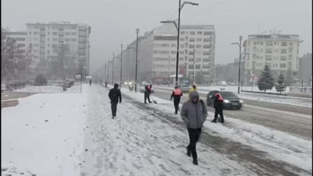 Sivas'ta Yoğun Kar Yağışı Başladı