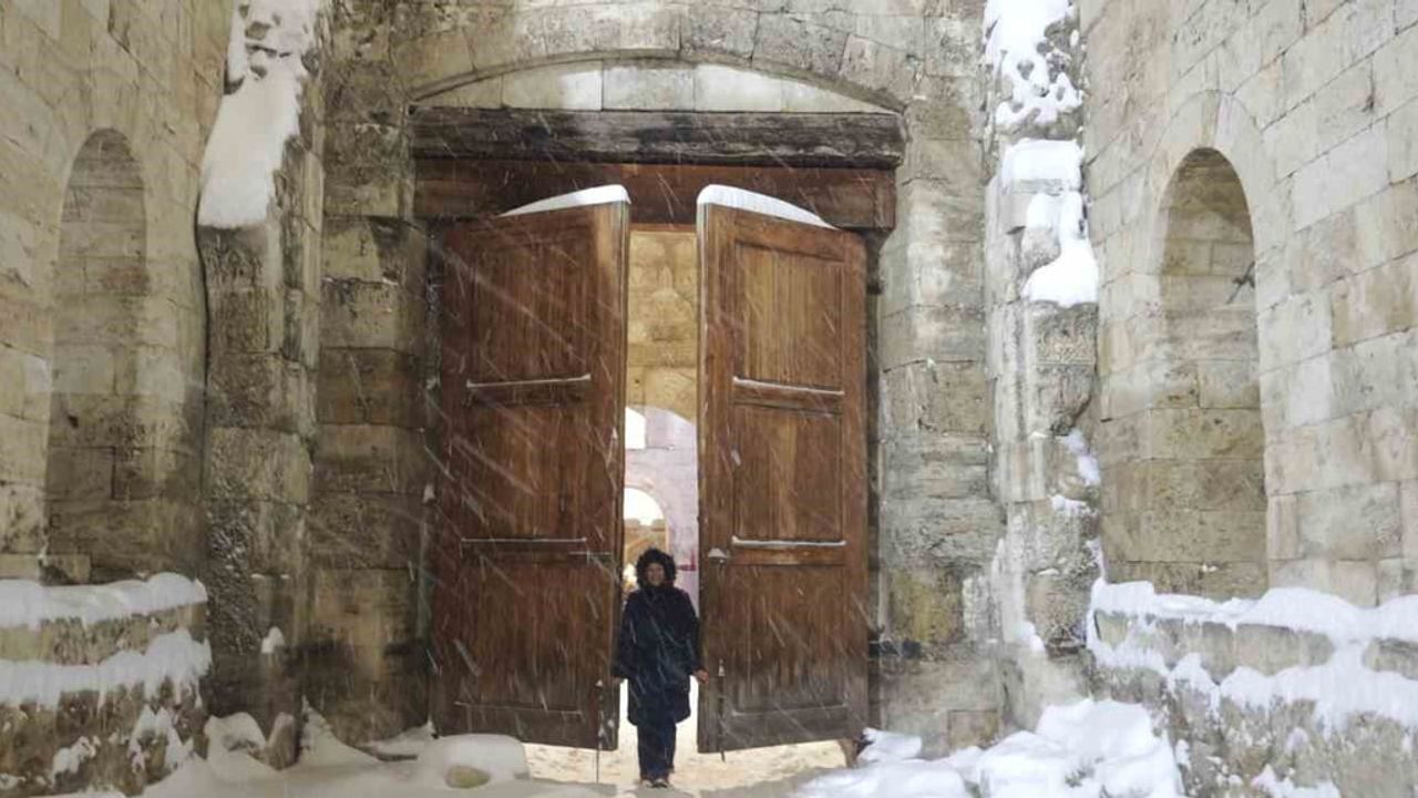 Sivas Tarihi Kent Meydanı Beyaz Gelinliğini Giydi