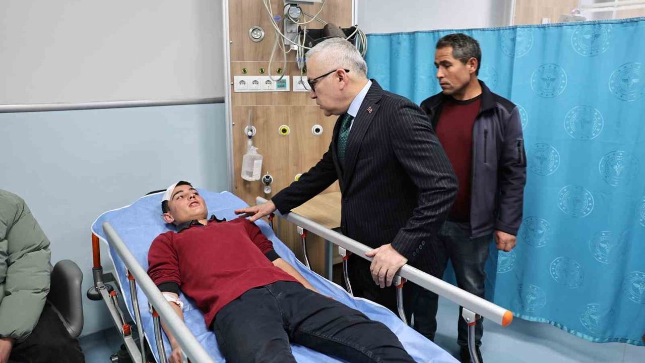 Sivas Valisi Yaralı Öğrencileri Ziyaret Etti