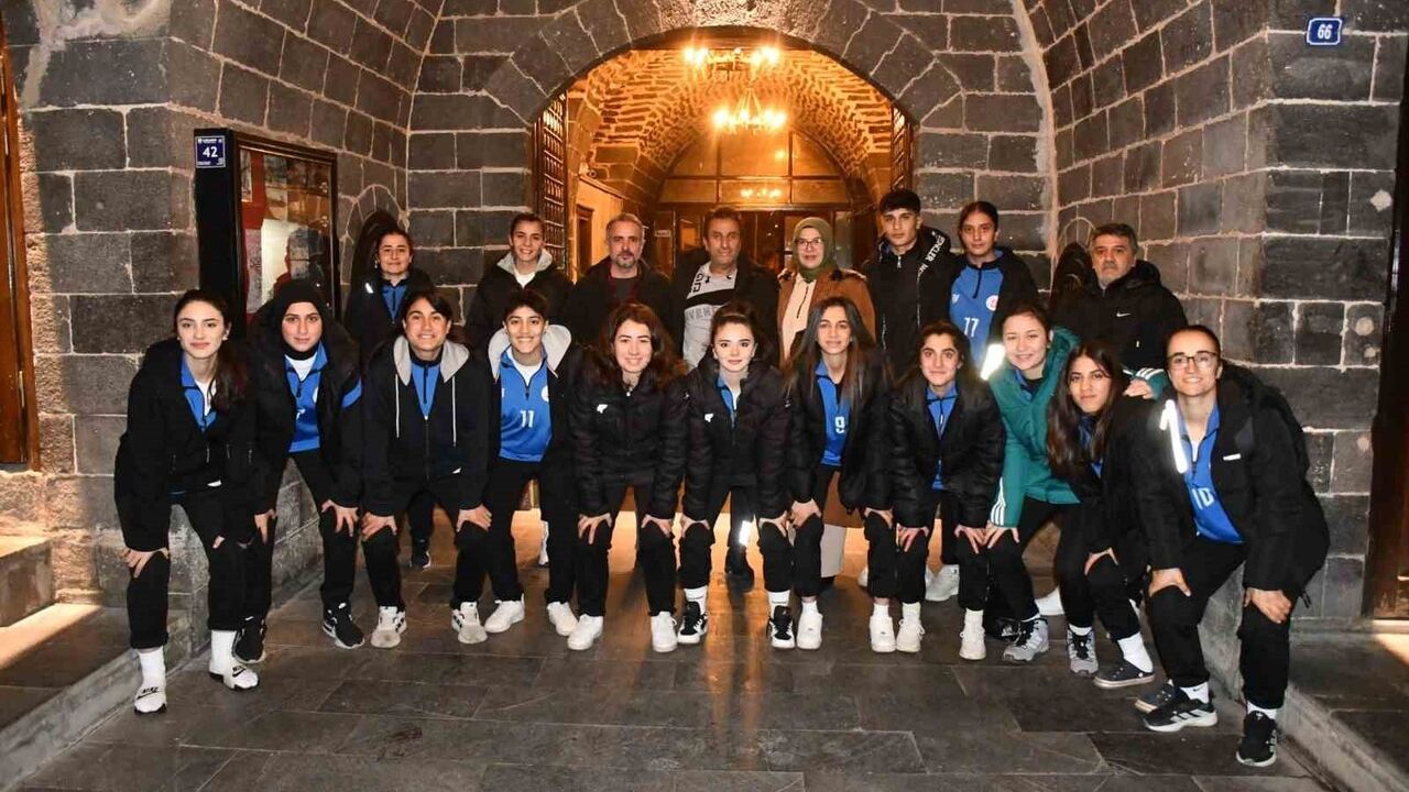 Siverek Belediyesi'nden Ağrı Kadın Futbol Takımına Destek