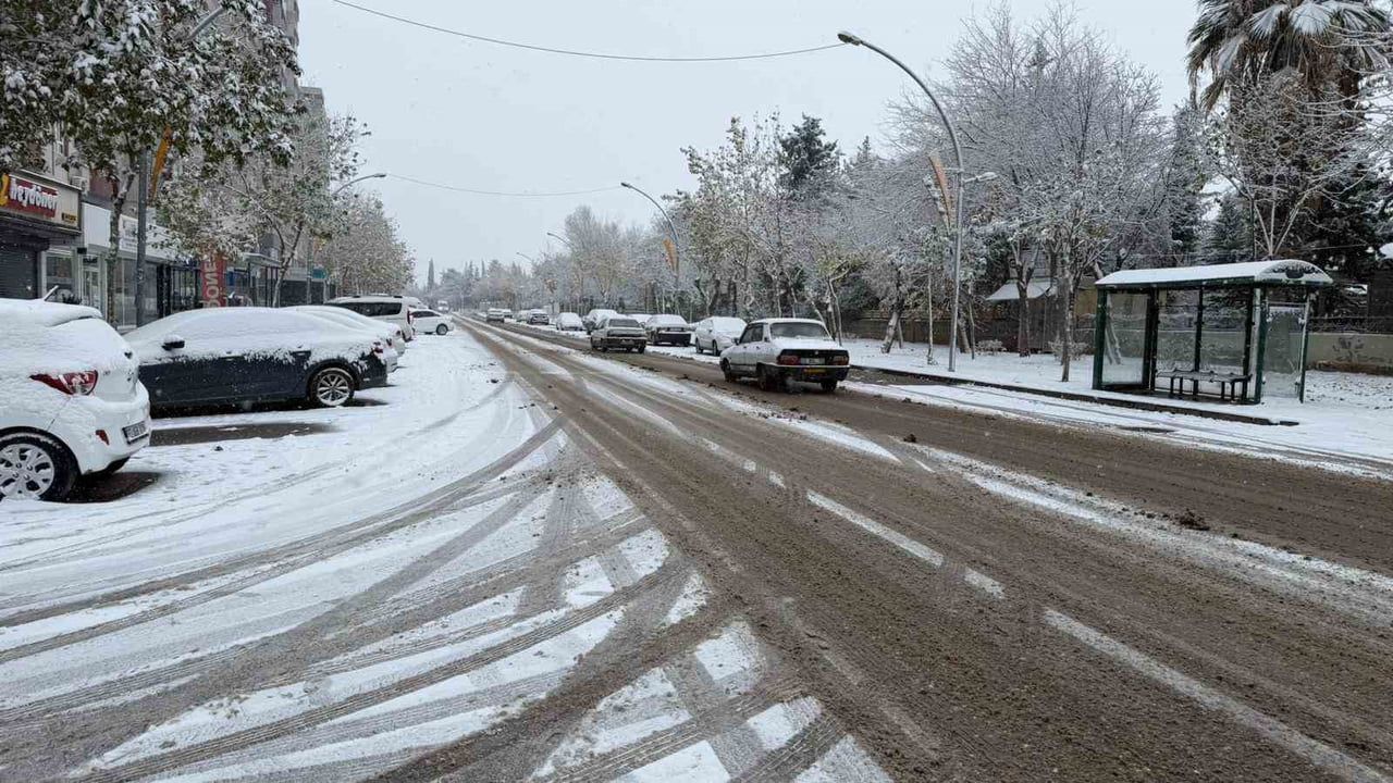 Siverek'te Kar Yağışı Yaşamı Olumsuz Etkiliyor