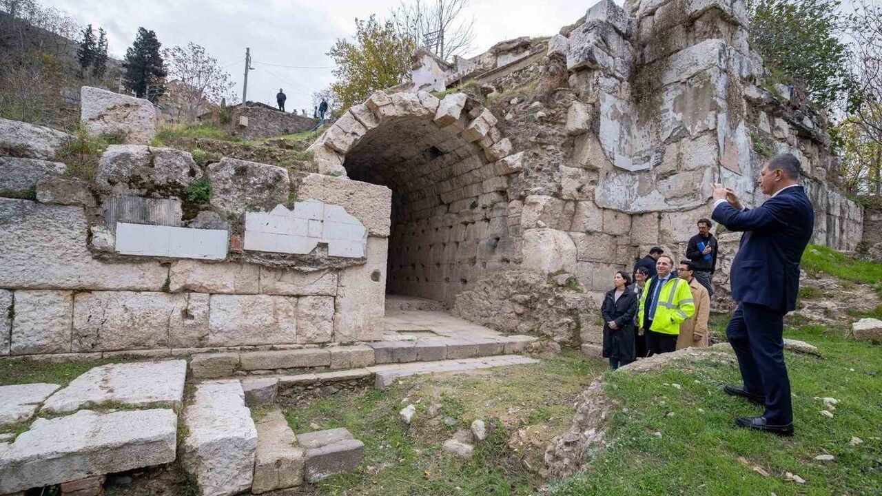 Smyrna Tiyatrosu Yeniden Hayat Buluyor