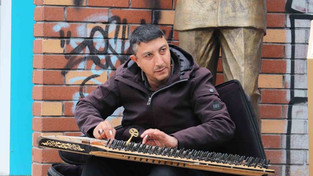 Soğuk Havalara Rağmen Sokak Sanatı Devam Ediyor