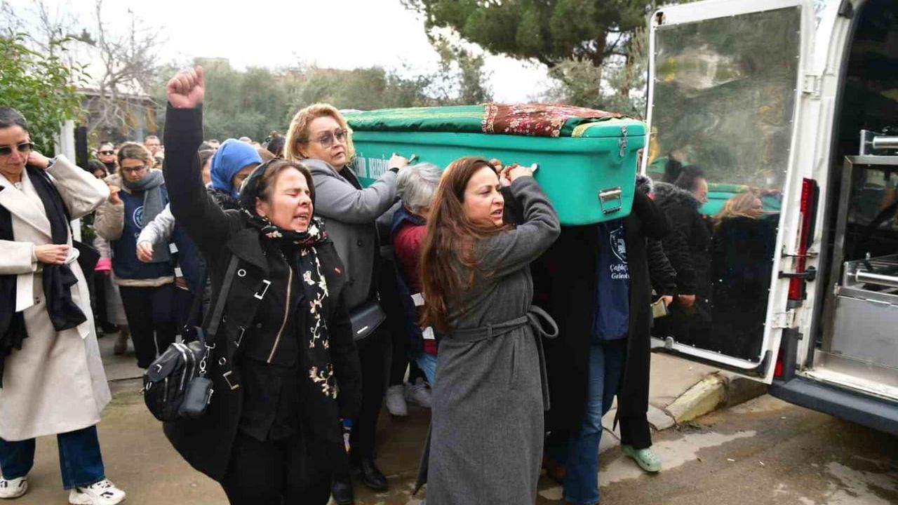 Son Yolculuğuna Uğurlanan Kadriye Köken İçin Kadınlar Omuz Omuza