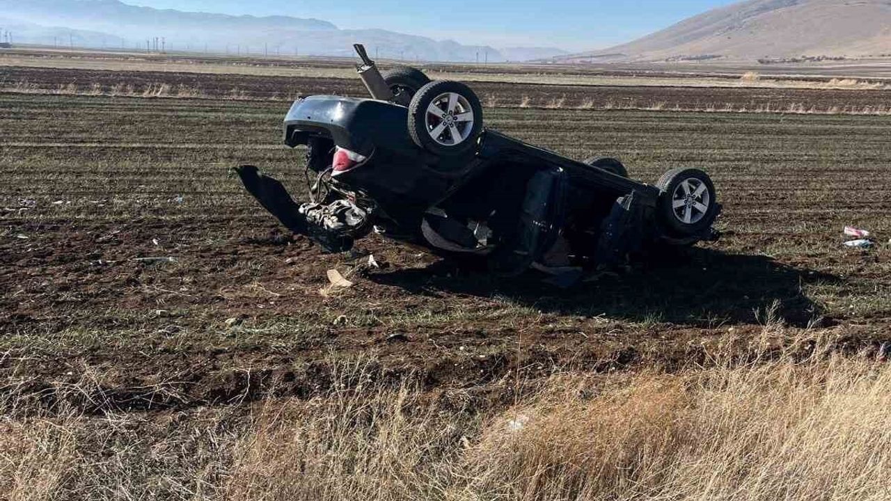 Şuhut'ta Şarampole Devrilen Otomobilde İki Yaralı