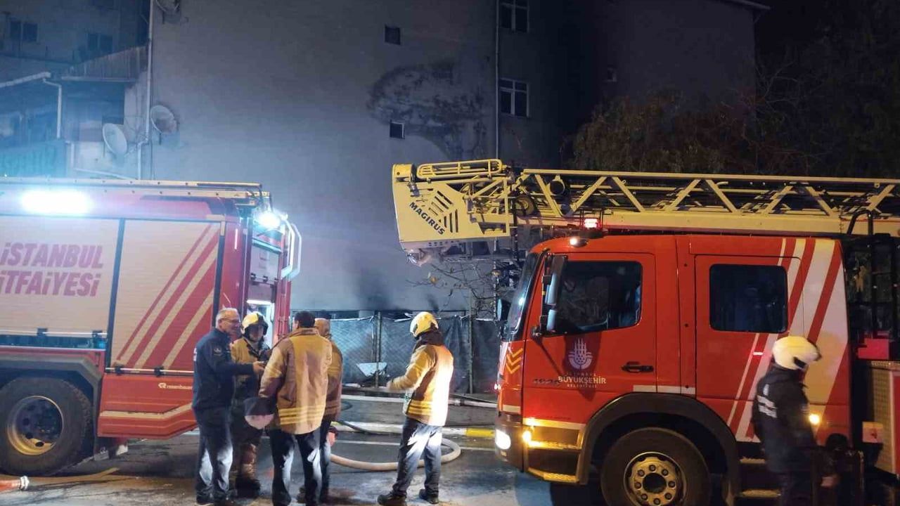 Sultanbeyli'de Boya Kaporta Dükkanında Yangın