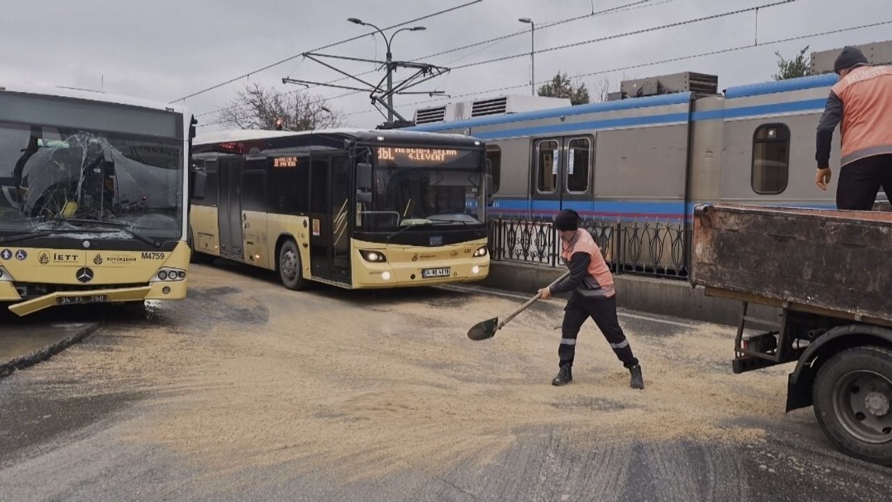 Sultangazi'de Akaryakıt Kazası: İETT Otobüsü Direğe Çarptı