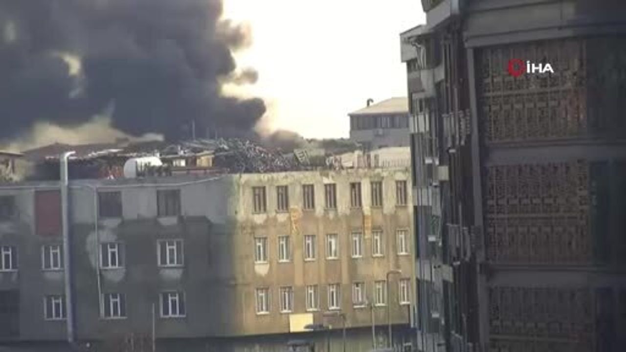 Sultangazi'de Çatı Yangını Paniğe Sebep Oldu