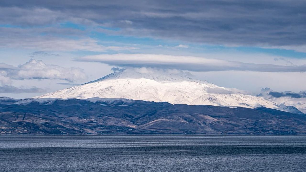 Süphan Dağı Zirvesinde Mercek Bulutu Oluştu