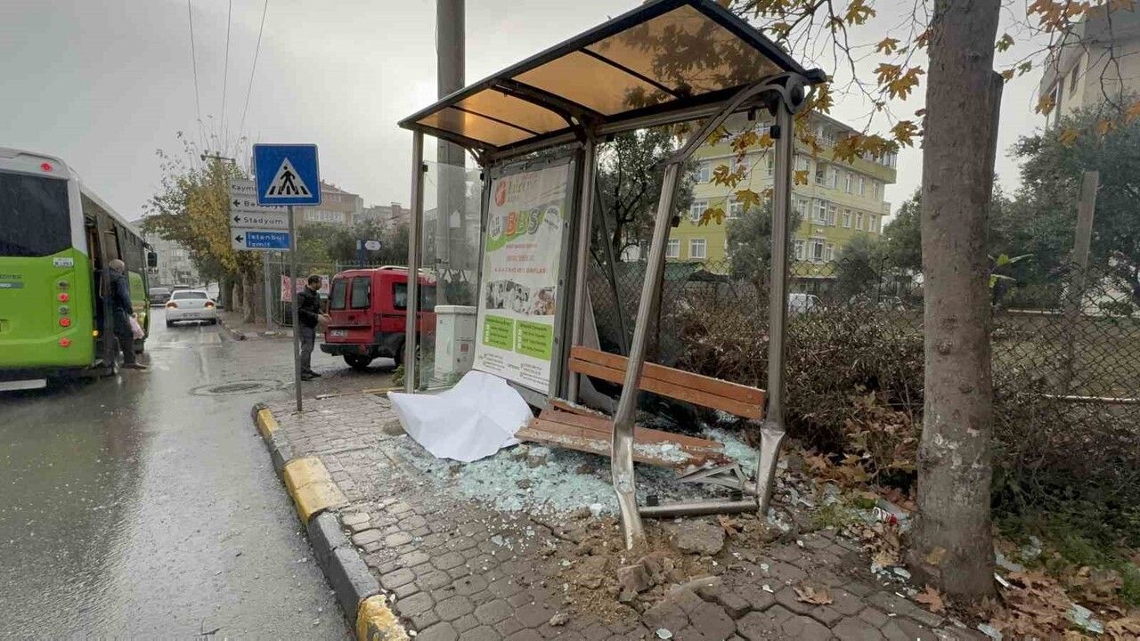 Sürücüsüz Araç Durağa Çarptı