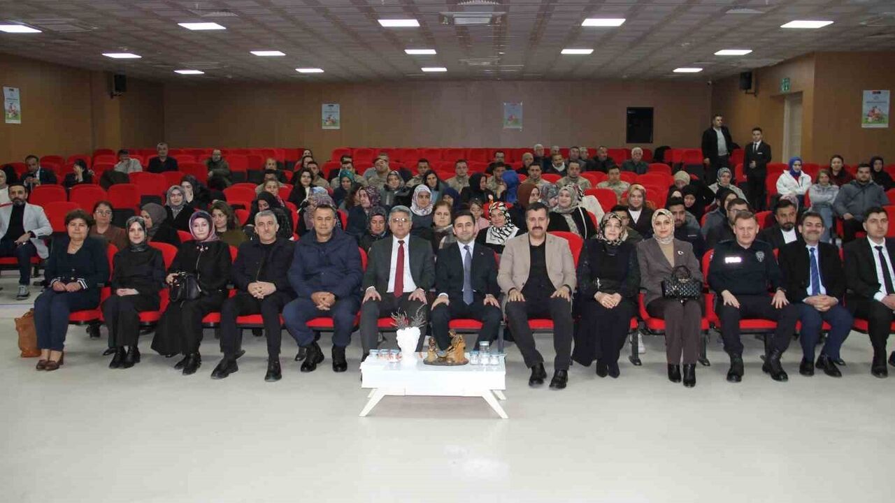 Suşehri'nde Koruyucu Aile Programı Düzenlendi