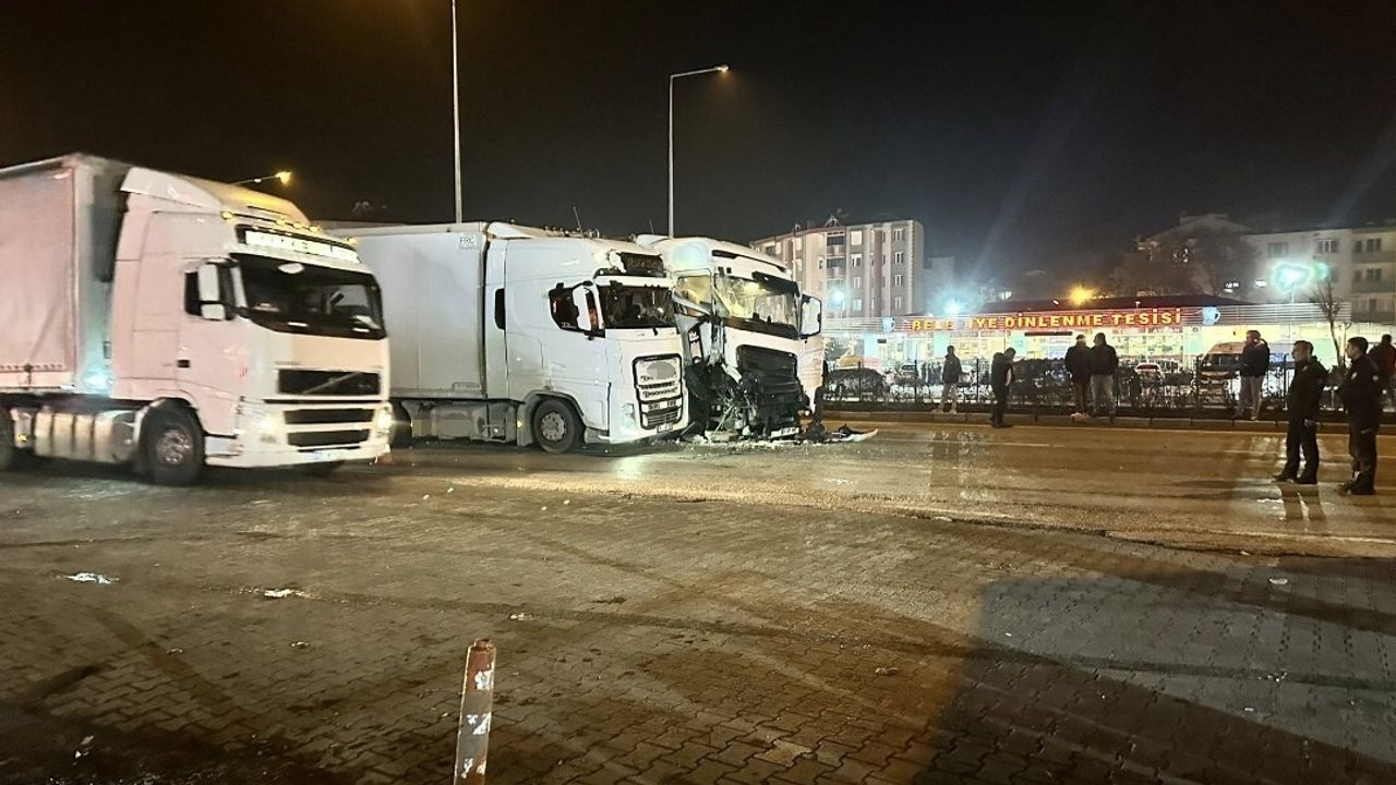 Susurluk'ta Maddi Hasarlı Tır Kazası