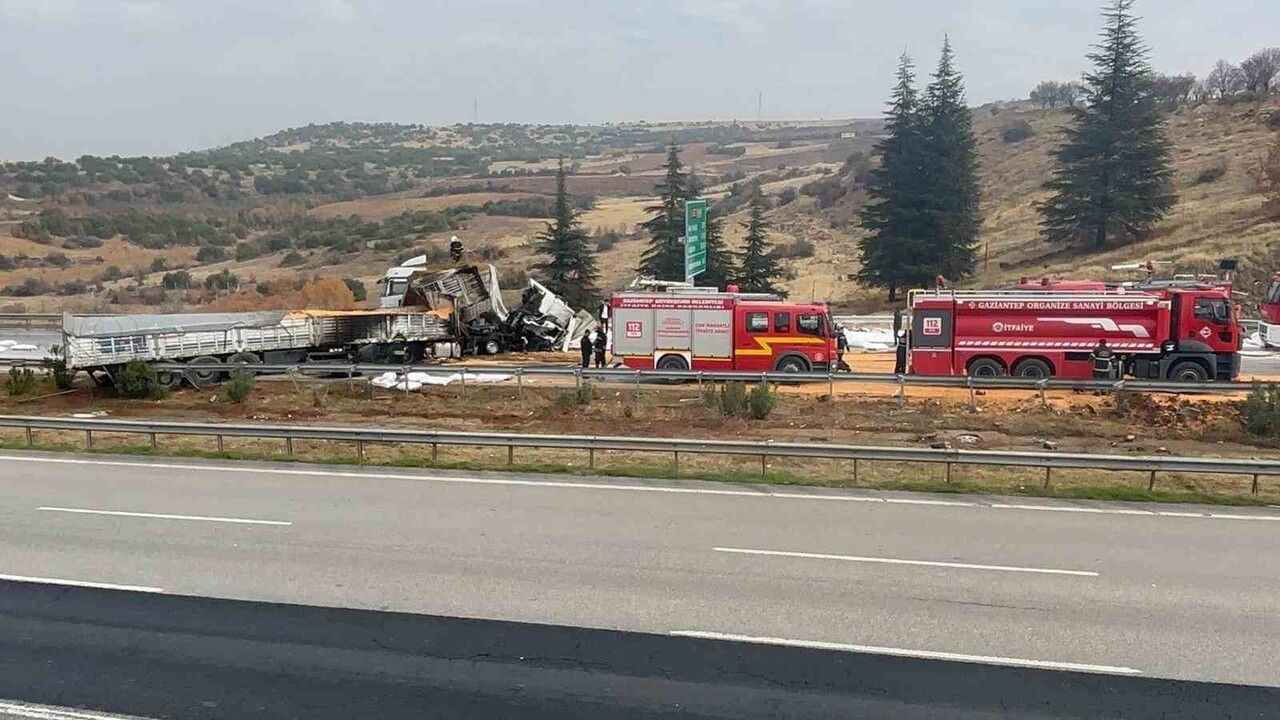 TAG Otoyolu'nda Tır Yangını Sonrası Trafik Yeniden Açıldı