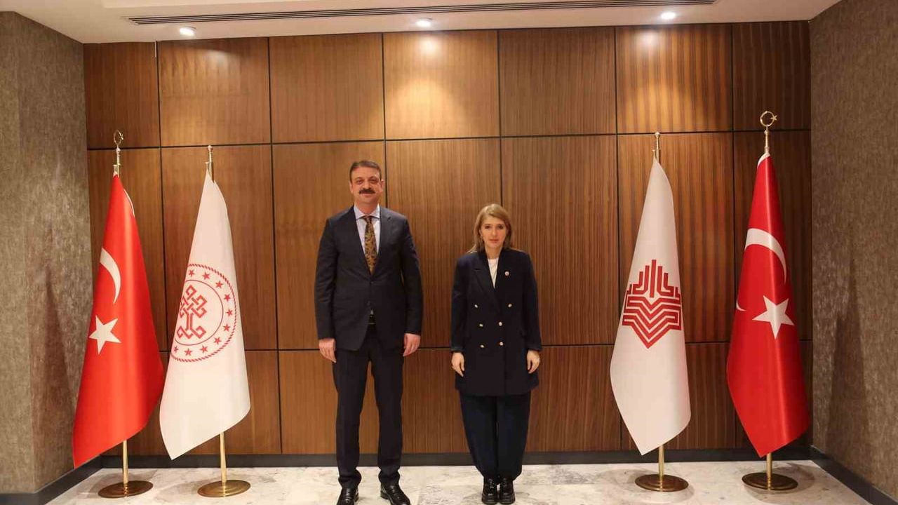 Tarihi Camiler Bayrama Hazırlanıyor