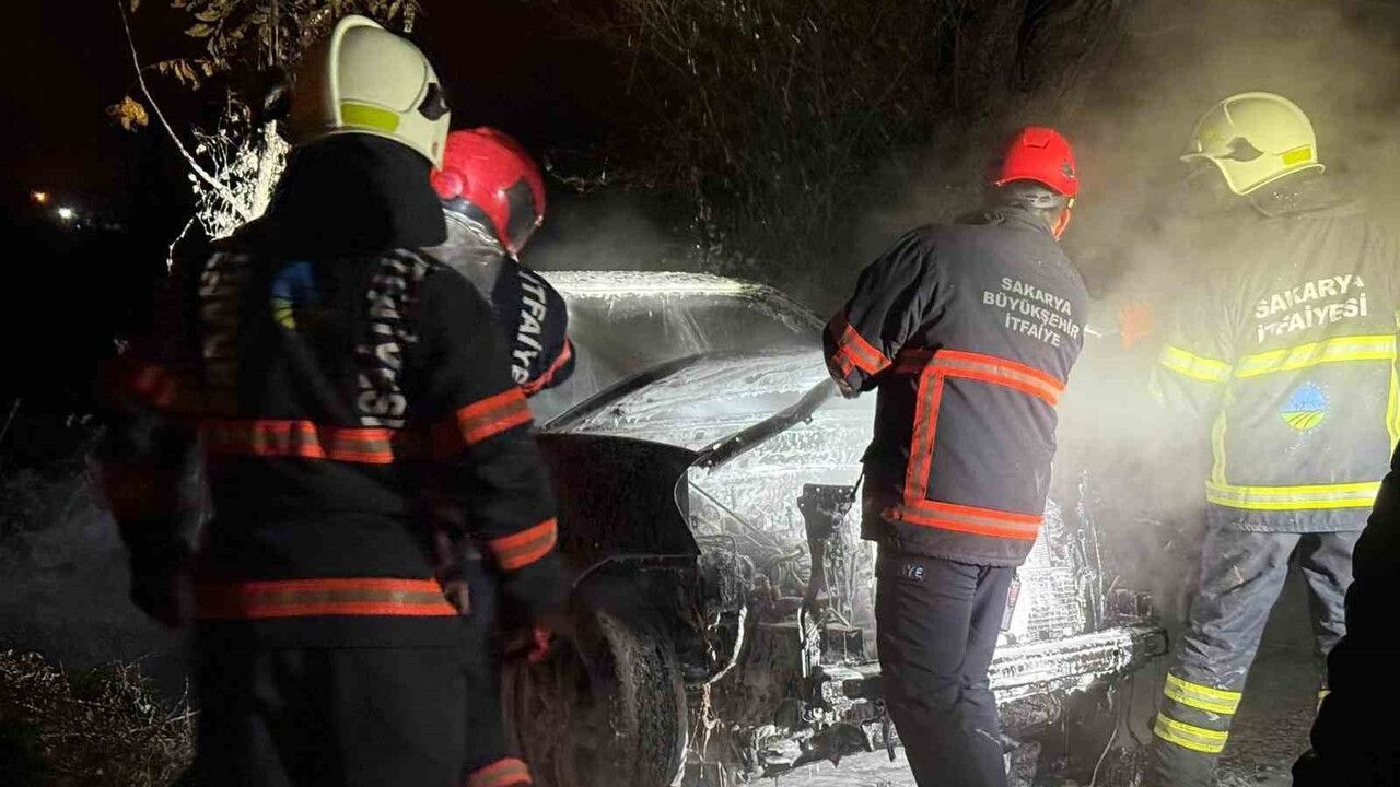 Tarlada Park Halindeki Otomobil Yangını
