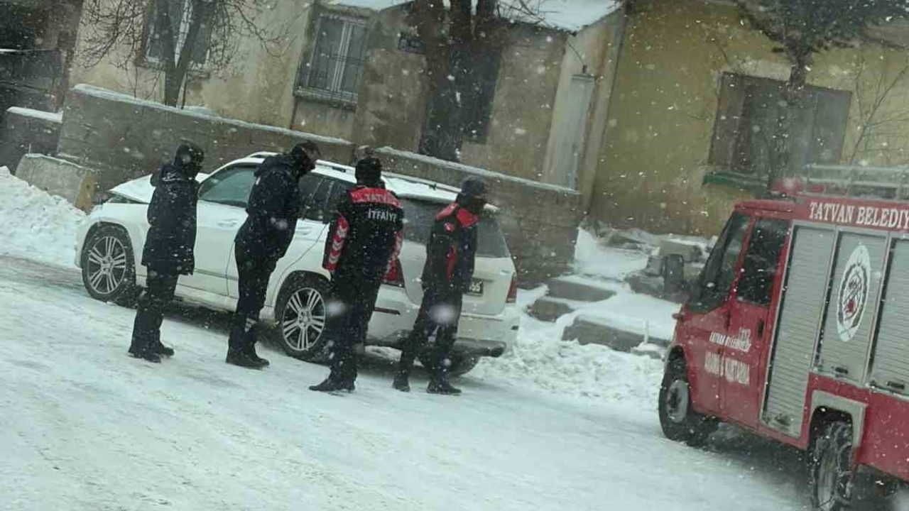 Tatvan Belediye Başkanı'nın Makam Aracında Kaza