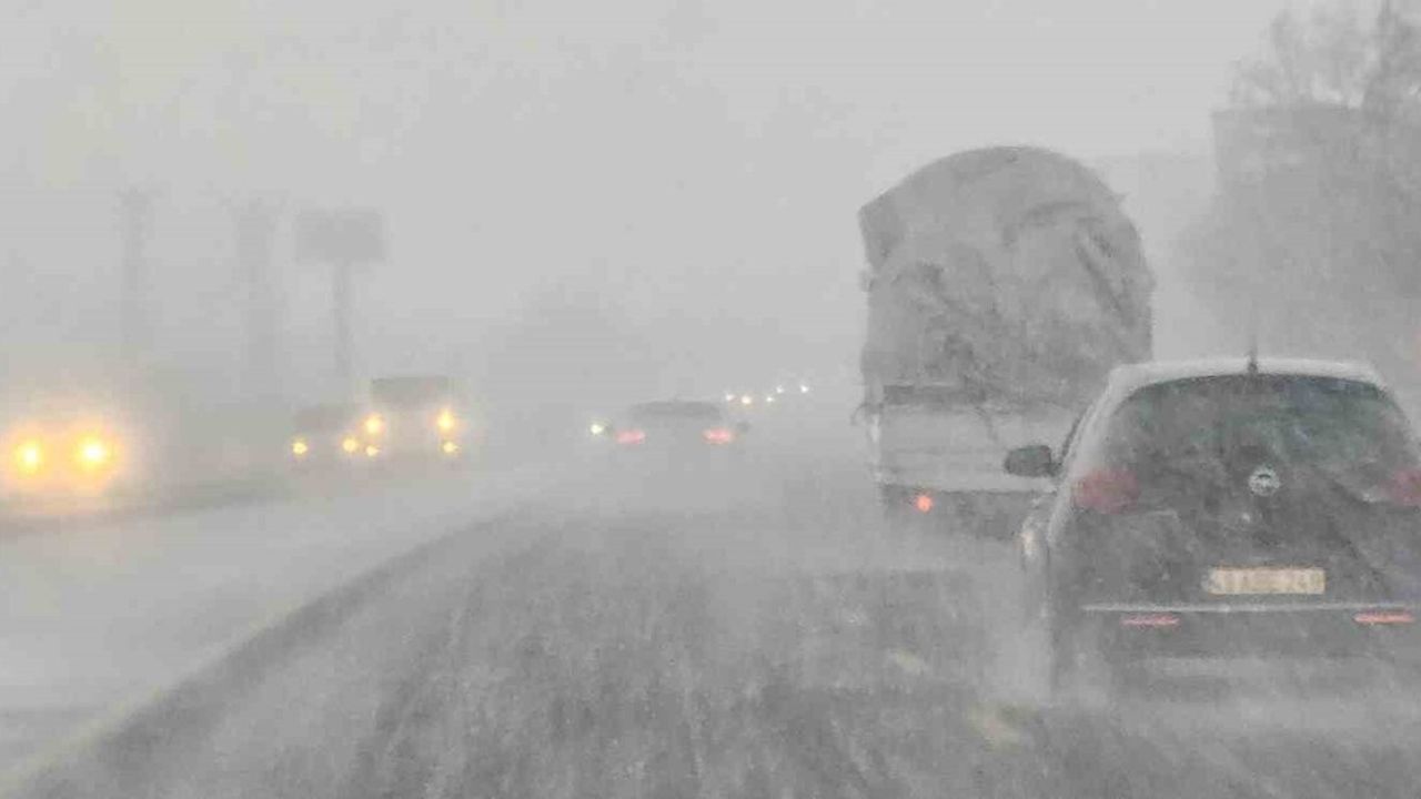 Tatvan'da Kar Yağışı Hayatı Olumsuz Etkiledi
