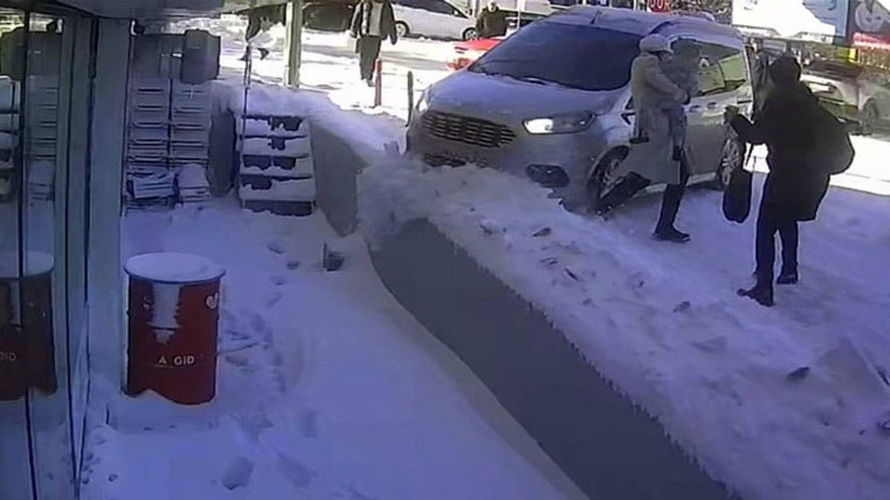 Tatvan'da Kontrolden Çıkan Araç Facianın Eşiğinden Döndü