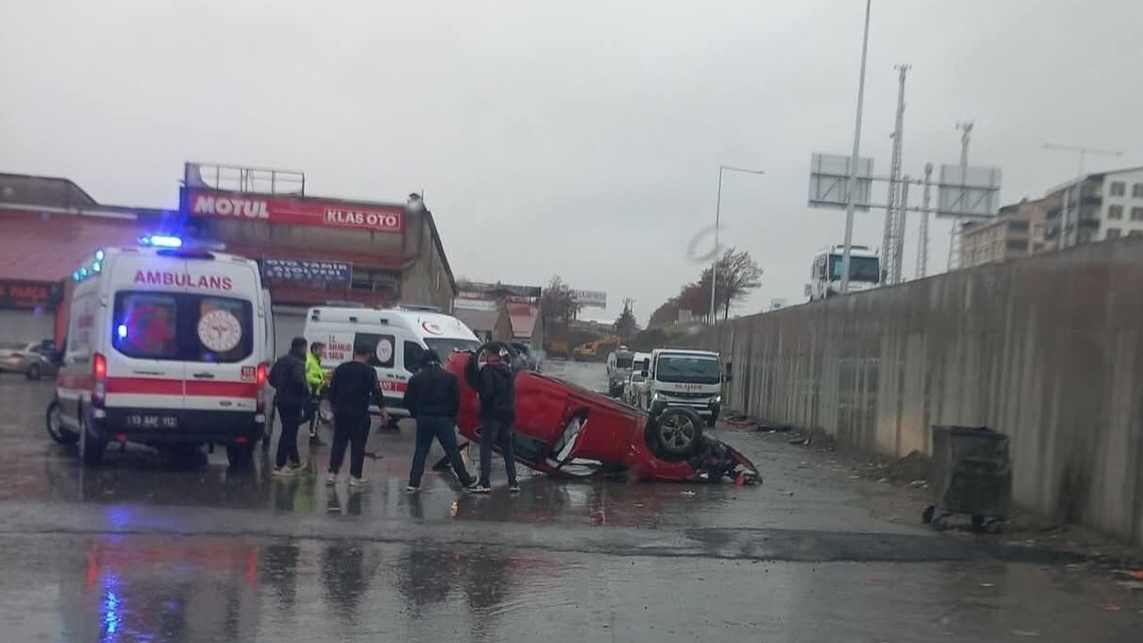 Tatvan'da Otomobil Uçtu, 2 Kişi Yaralandı