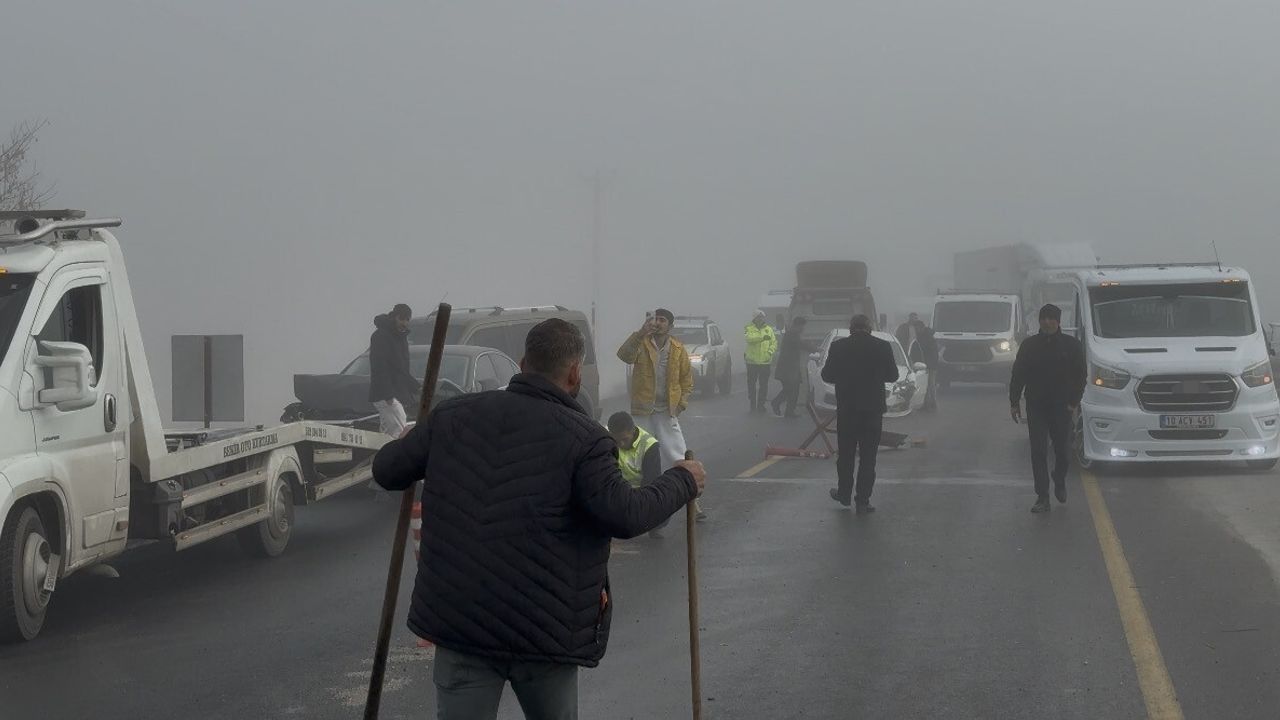 Tatvan'da Yoğun Sis Zincirleme Kazaya Neden Oldu