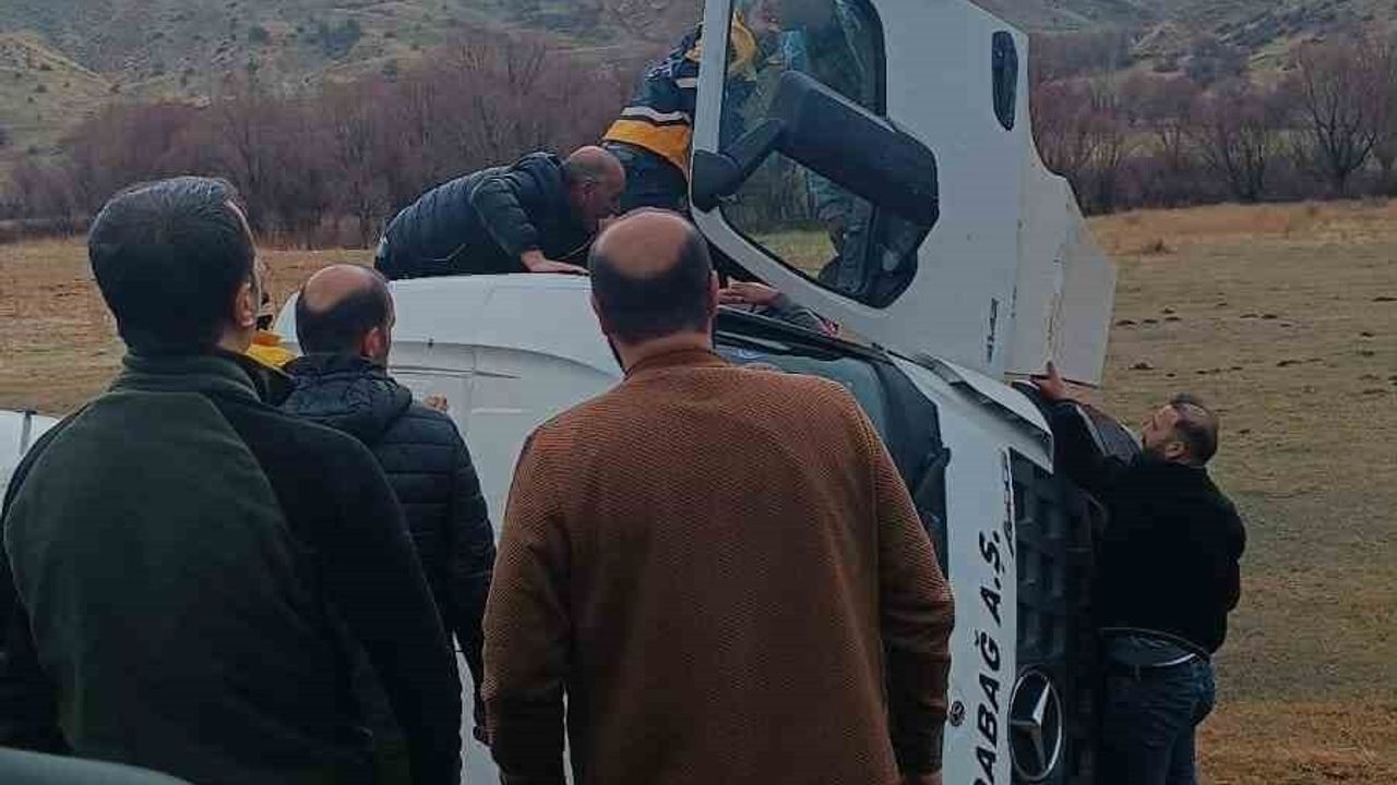 Tatvan-Hizan Yolunda Beton Mikseri Kaza Yaptı