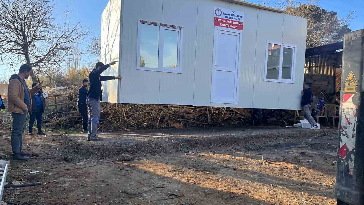 Tavas Belediyesi Yangınzedelere Konteyner Ev Desteği Sağladı