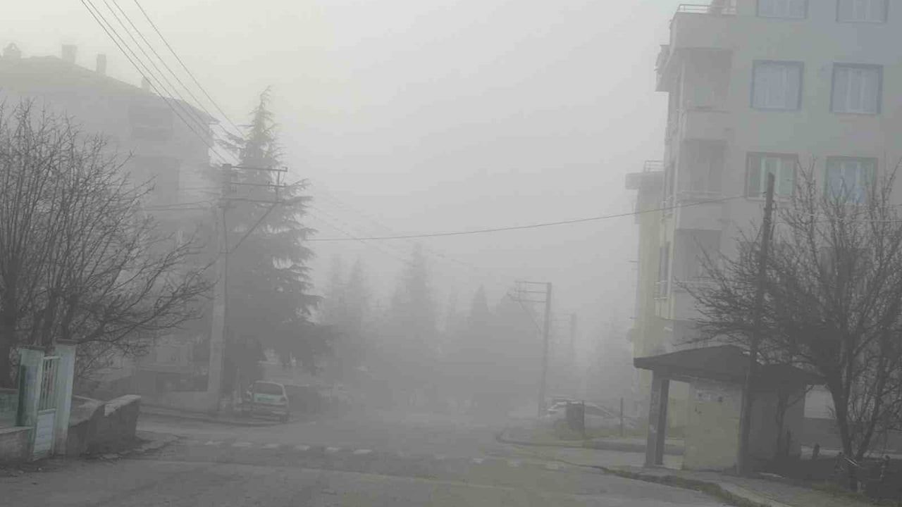 Tavşanlı'da Etkili Yoğun Sis Hayatı Olumsuz Etkiliyor