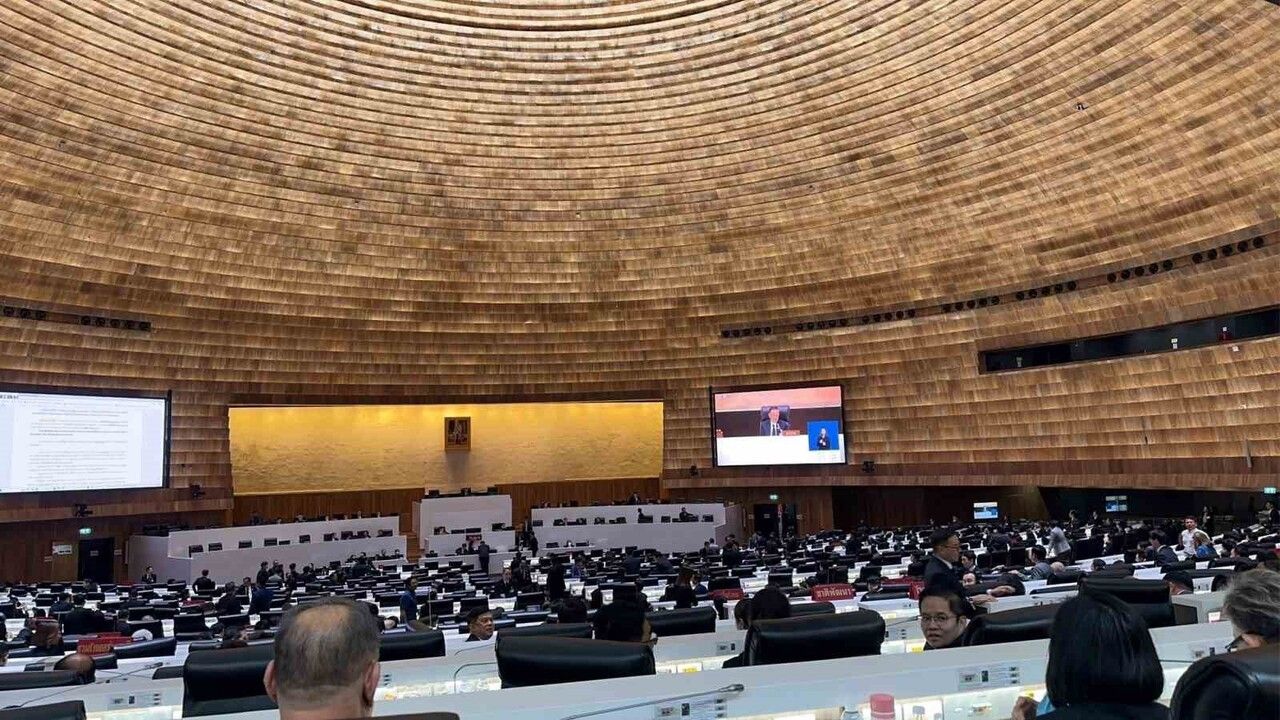 Tayland Başbakanı Anutin Charnvirakul, Parlamentoyu Feshetti