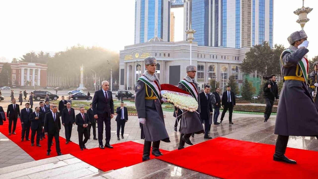 TBMM Başkanı Kurtulmuş Tacikistan'da İsmail Somoni Anıtı'na Çelenk Bıraktı